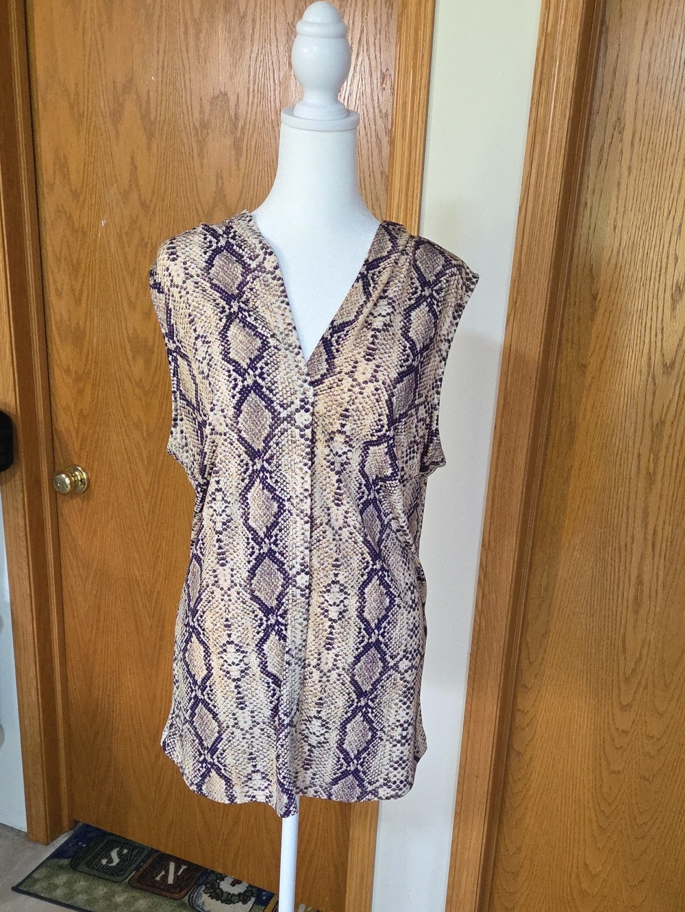 #11 Sleeveless V-Neck Snake Print Blouse in Beige and Purple 2x Fits Like XL